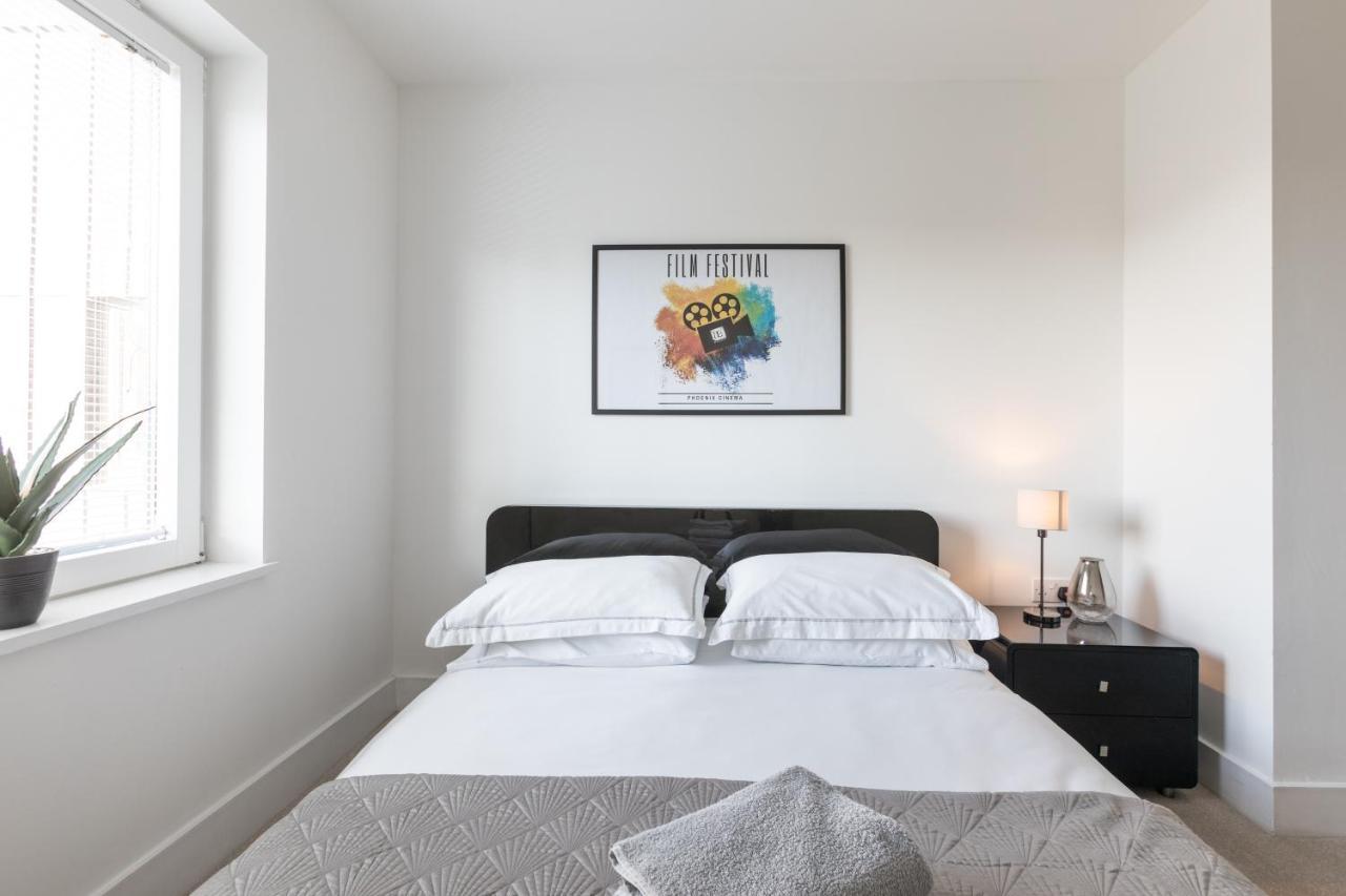 Luxury 2-Bed Flat Parking And Close To The Tube Londra Exterior foto