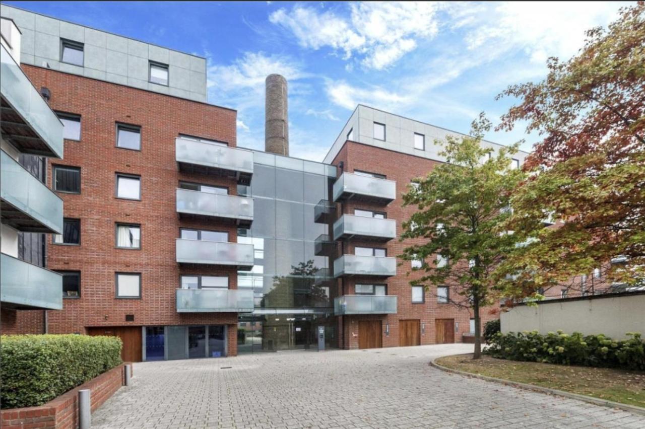 Luxury 2-Bed Flat Parking And Close To The Tube Londra Exterior foto