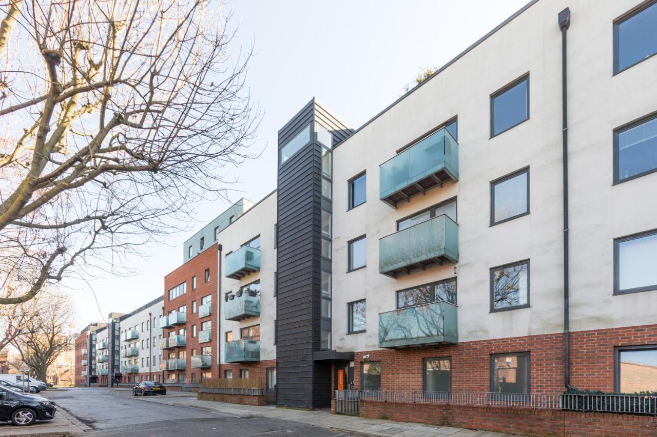 Luxury 2-Bed Flat Parking And Close To The Tube Londra Exterior foto