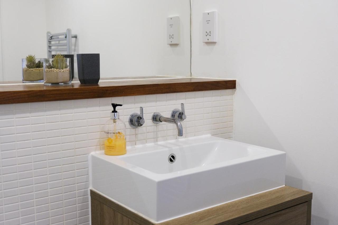 Luxury 2-Bed Flat Parking And Close To The Tube Londra Exterior foto